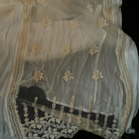 Beautiful long flowing lace dress - Picture 3 of 5